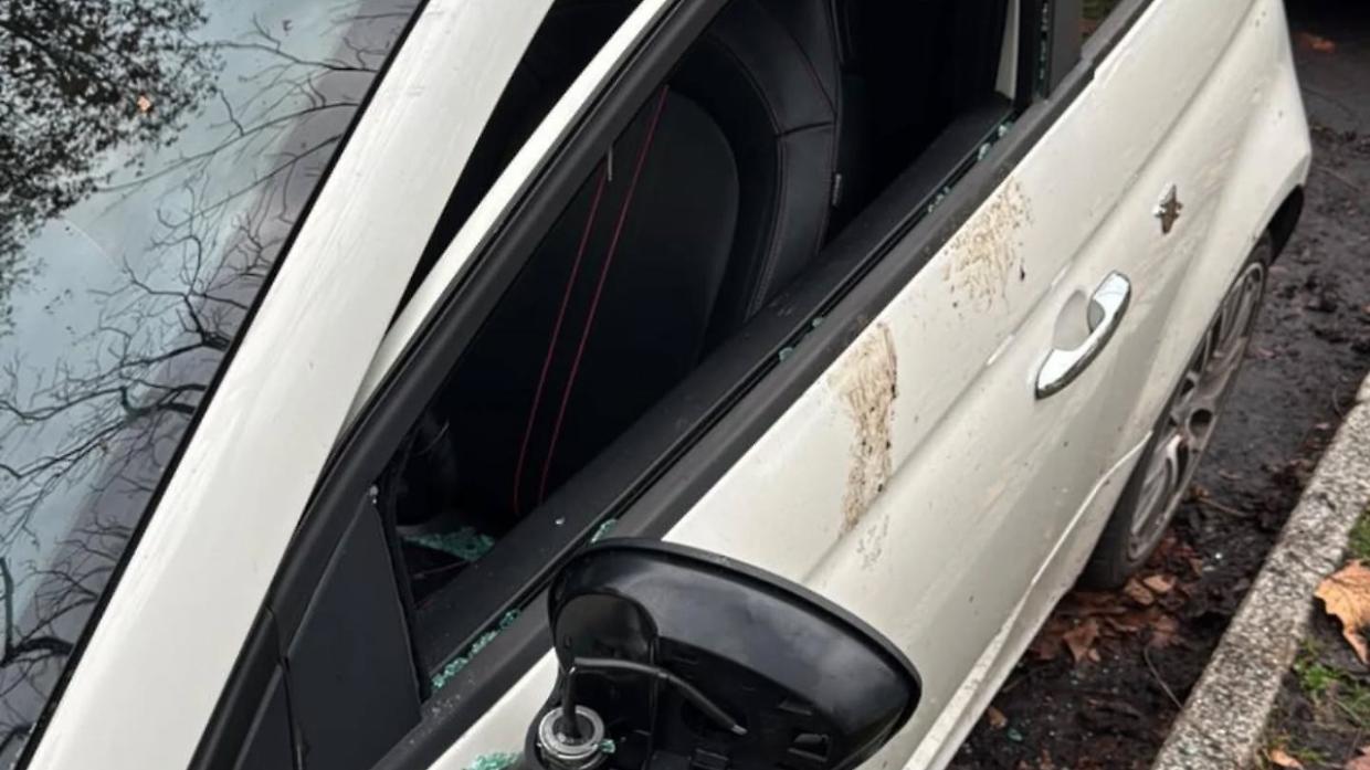 Tentato furto in via Porpora, poi lo sfregio: Fiat 500 imbrattata con escrementi