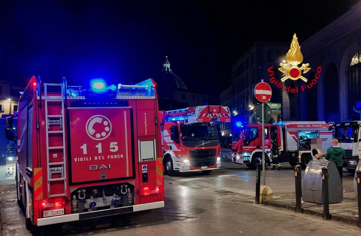 Incendio notturno in Barriera di Milano, fiamme in un appartamento
