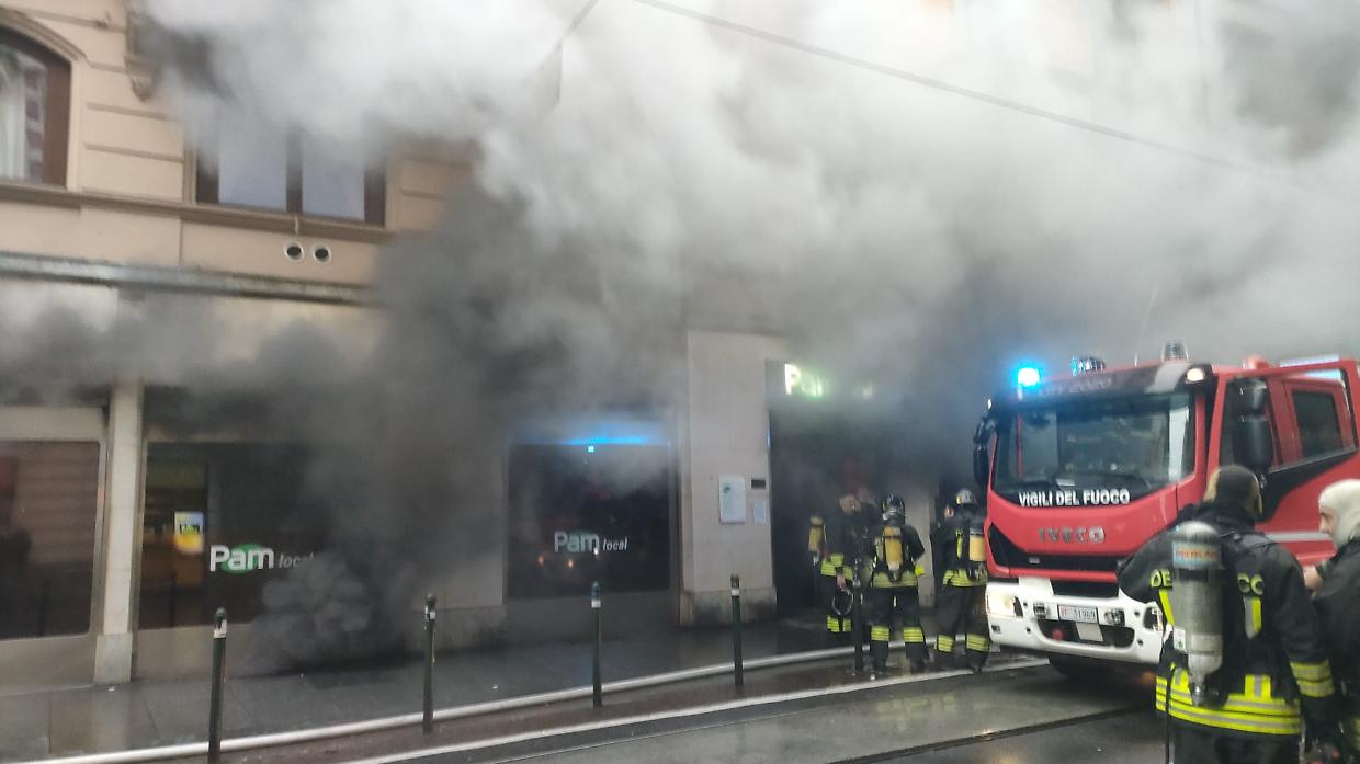 Fuoco e fiamme in via XX Settembre: incendio al supermercato Pam
