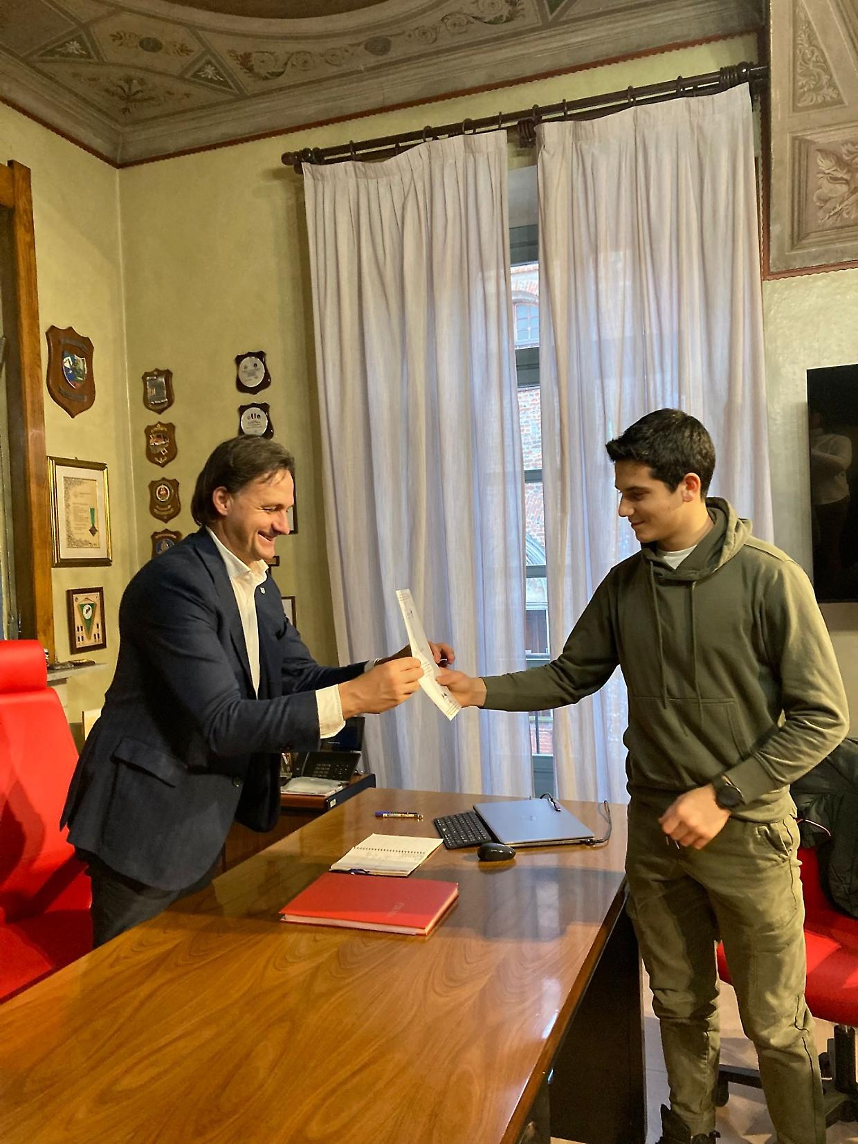 Volpiano festeggia Loris Pisarro a 13 anni primo posto agli italiani di sollevamento pesi