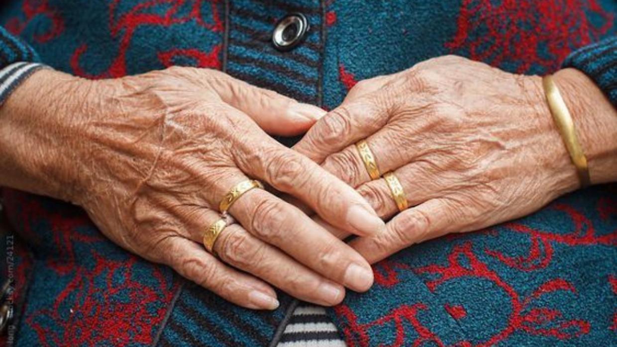 I carabinieri aiutano una 90enne a Cannobio