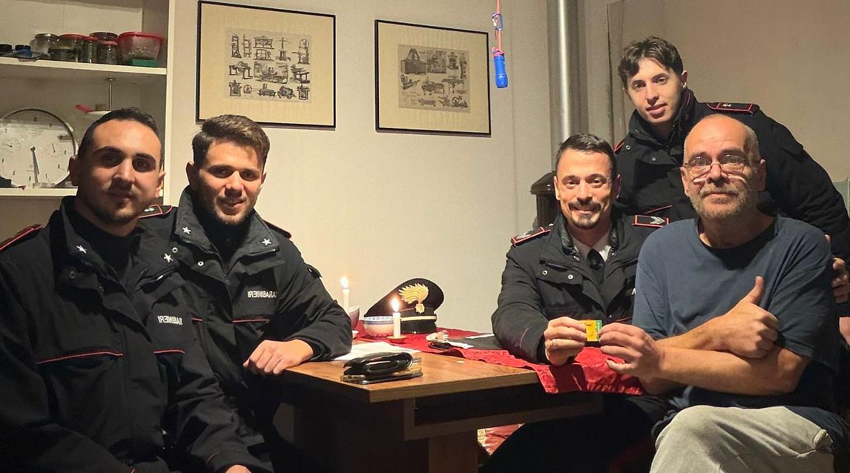 Lascia tutto e si ritira in una casa nel bosco in Piemonte: la figlia lo crede disperso, ritrovato dai carabinieri