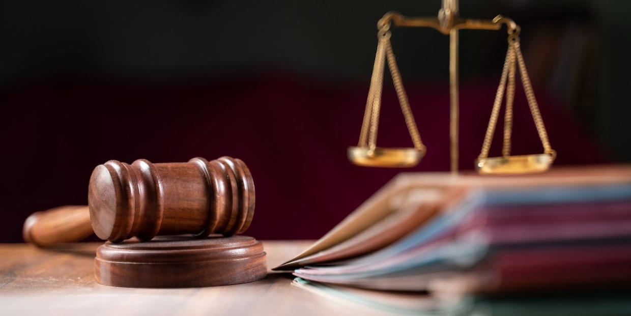 Morde e stacca parte del naso a un uomo: condannato a due anni