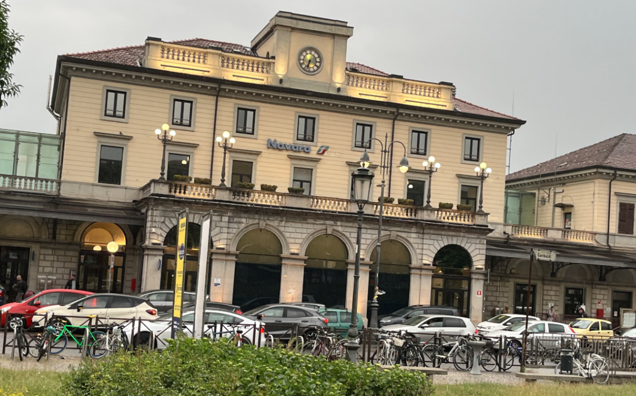 Novara, la stazione si rif&agrave; il look: impalcature rimosse e bar pronto a riaprire