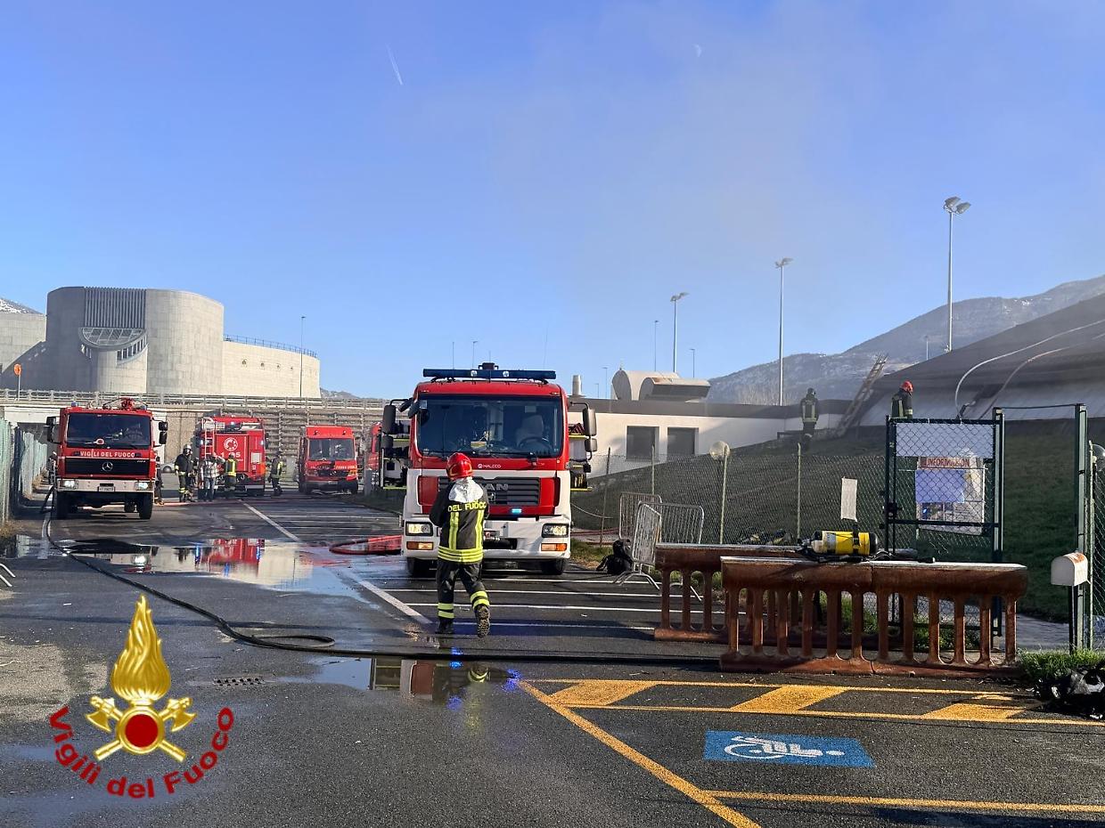 Incendio al tetto della piscina comunale di Susa: nessuna persona coinvolta finora