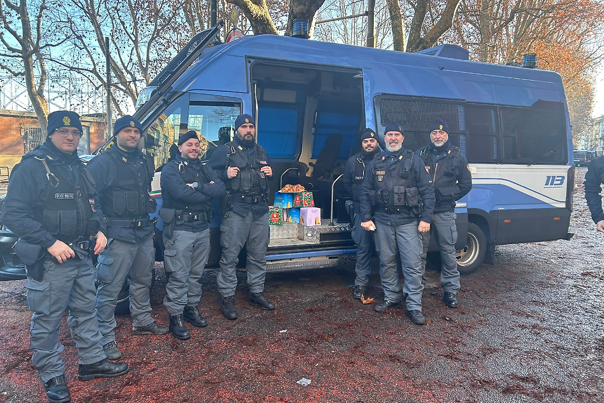 I poliziotti con panettoni e pandori ricevuti dai torinesi