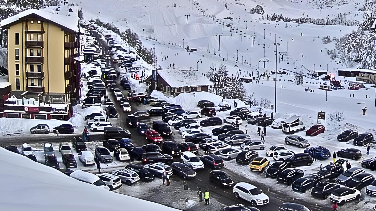 Ingorgo epocale dopo la nevicata: chiusa la strada per Prato Nevoso e Artesina 