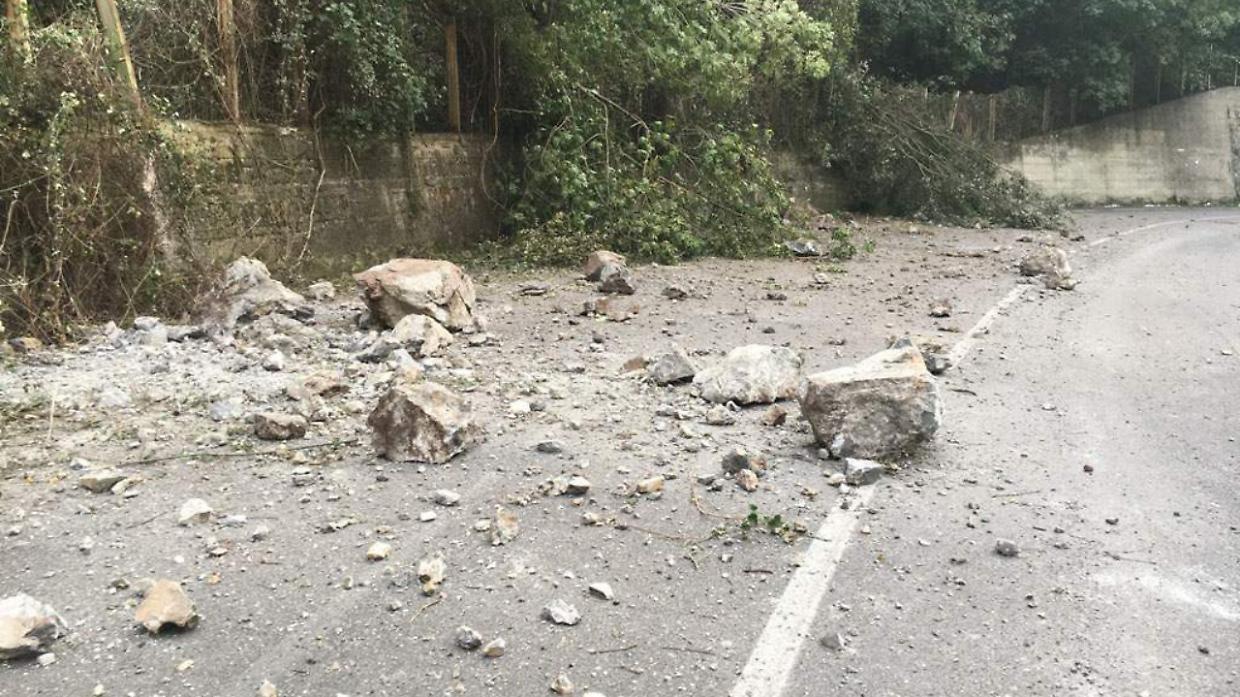 Massi sulla SP32 in Valle di Vi&ugrave;, traffico fermo al bivio per il Colle del Lys: scattano i pres&igrave;di