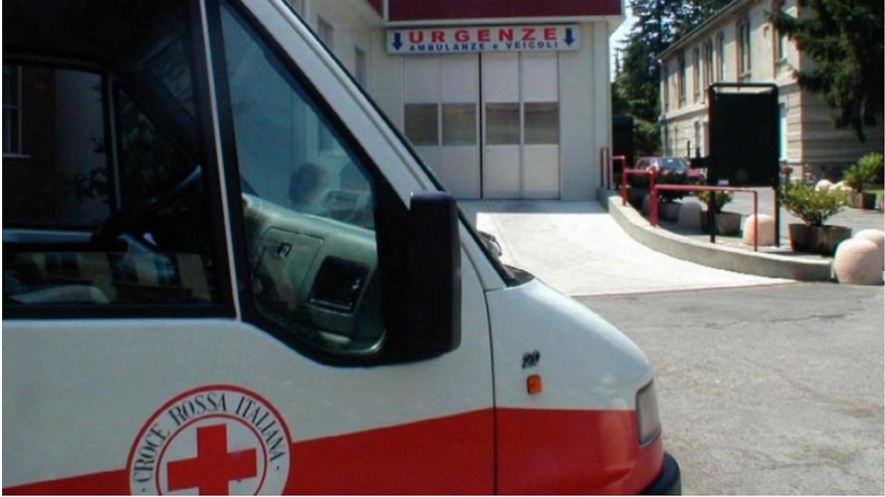 Valperga, Volkswagen Polo contro la rotonda sulla 460: cinque ragazzi feriti