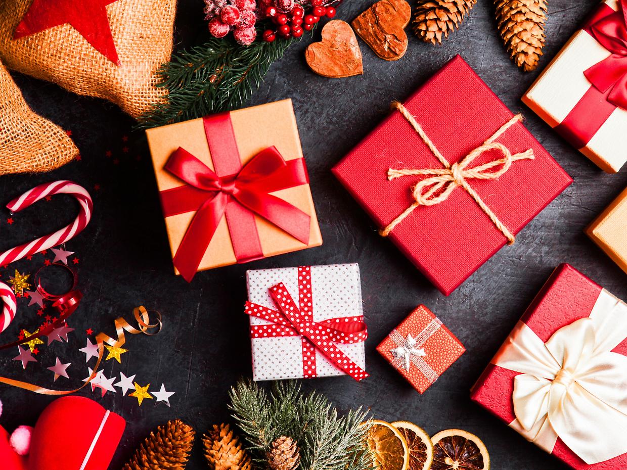 Natale e regali indesiderati, boom del &ldquo;regifting&rdquo; un italiano su due pronto a riciclare i doni