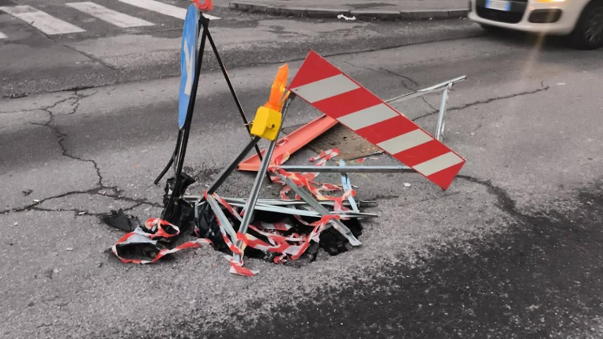 Maxi buca da venti giorni tra via Palestrina e via Vestign&egrave;: segnaletica a pezzi, rischio per tutti