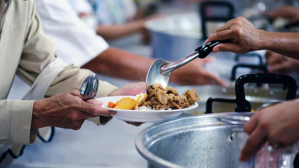 Caritas di Torino, offerte dimezzate e richieste raddoppiate: la solidariet&agrave; alla prova del carovita