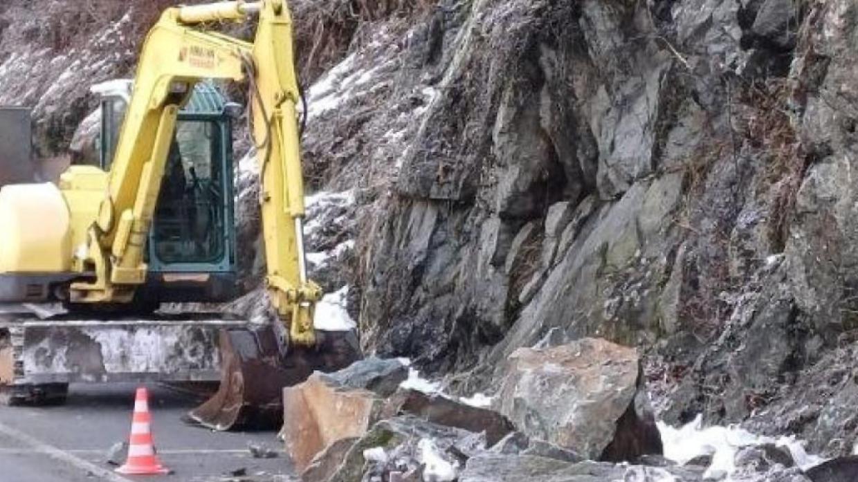 Frana sulla SP32 della Valle di Vi&ugrave;, riapre il tratto verso il Colle del Lys