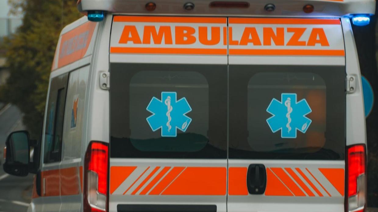 Cade in una scarpata mentre fa legna: uomo ferito a Castellamonte, salvato dai vigili del fuoco