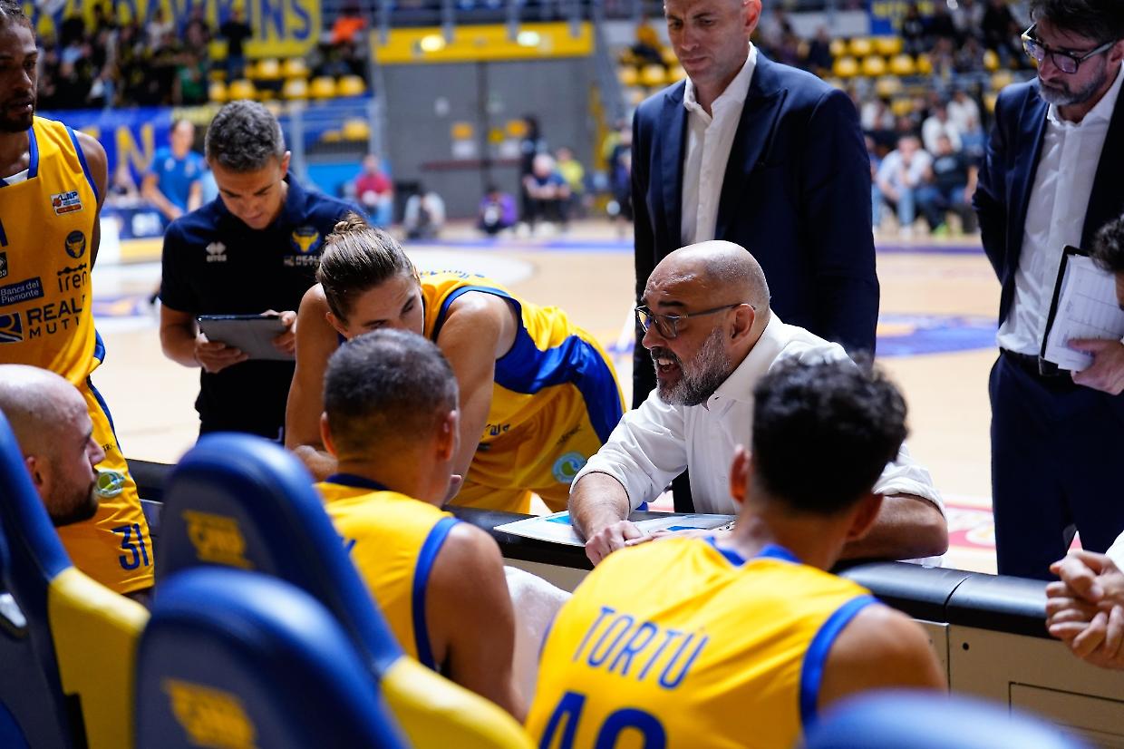 Reale Mutua sbanca Milano (65-63), coach Moretti esulta: "La posta in palio era enorme"