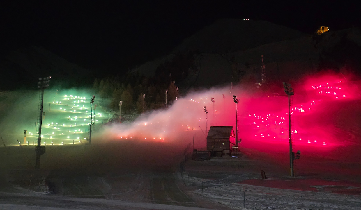La magia della fiaccolata dei maestri di sci saluta il 2025 al Sestriere