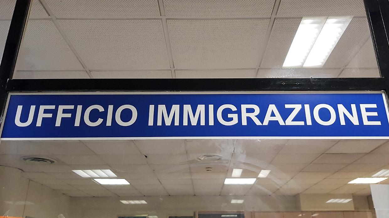 Biella, si presenta in questura e chiede di tornare in Albania