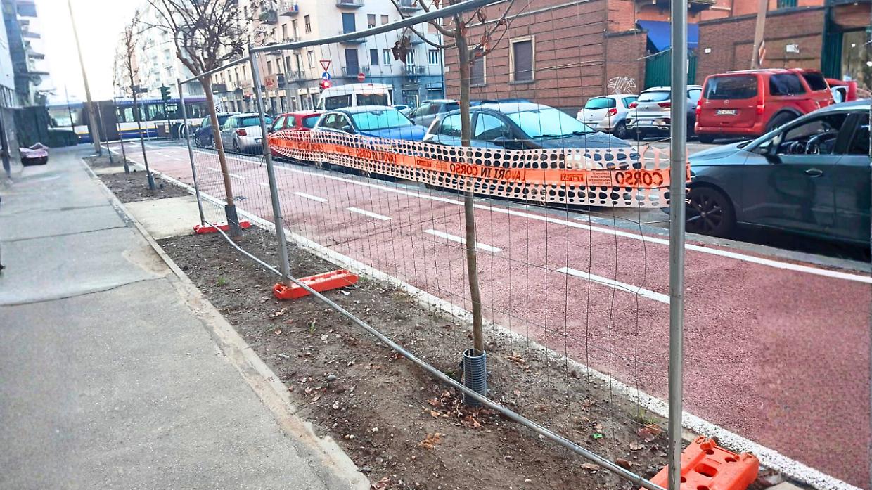 Il cantiere chiude ma gli operai scordano le transenne: &laquo;Sono l&igrave; da pi&ugrave; di un mese&raquo;