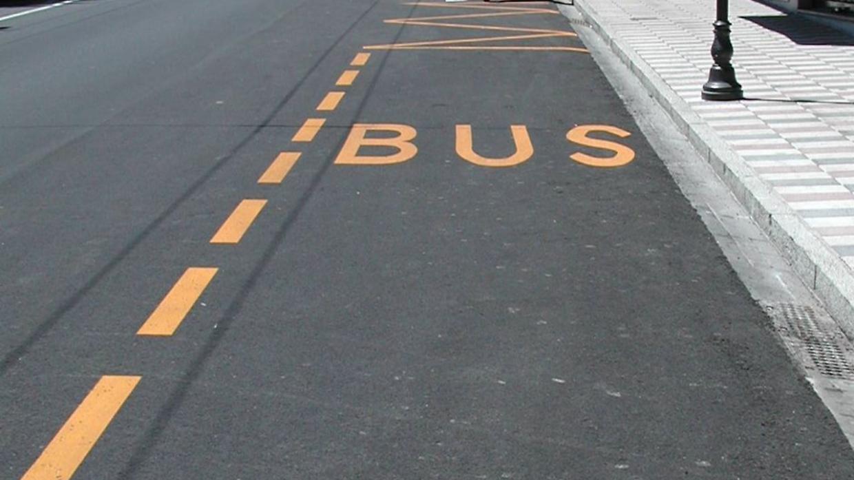 Malasosta in via Stradella, bus bloccato: anziani costretti a scendere in mezzo alla strada