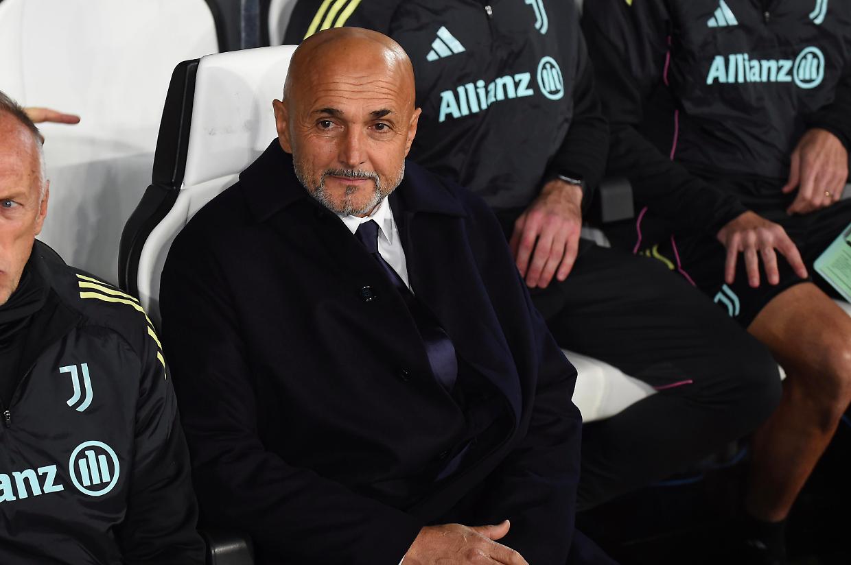 Proverbi, barriere (mobili) e frecciatine: Spalletti comincia il 2026 con il solito show. E sul mercato Juve...
