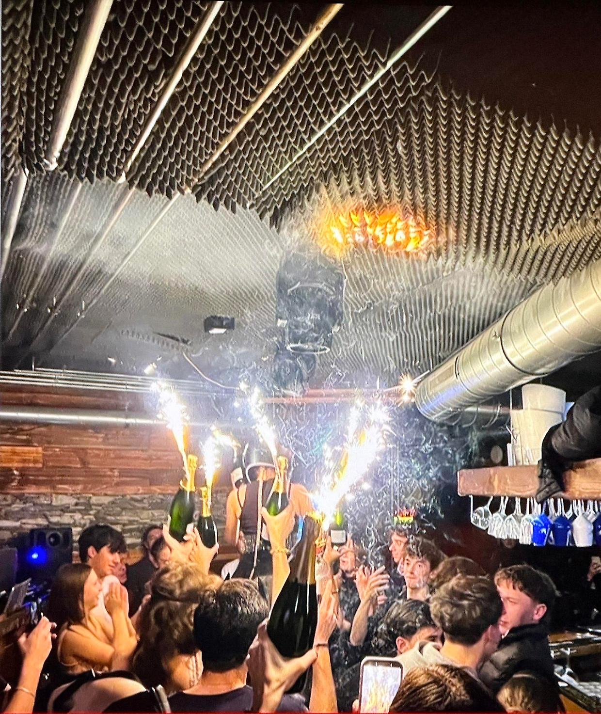 Crans-Montana, testimoni: incendio partito da candeline su bottiglie di champagne