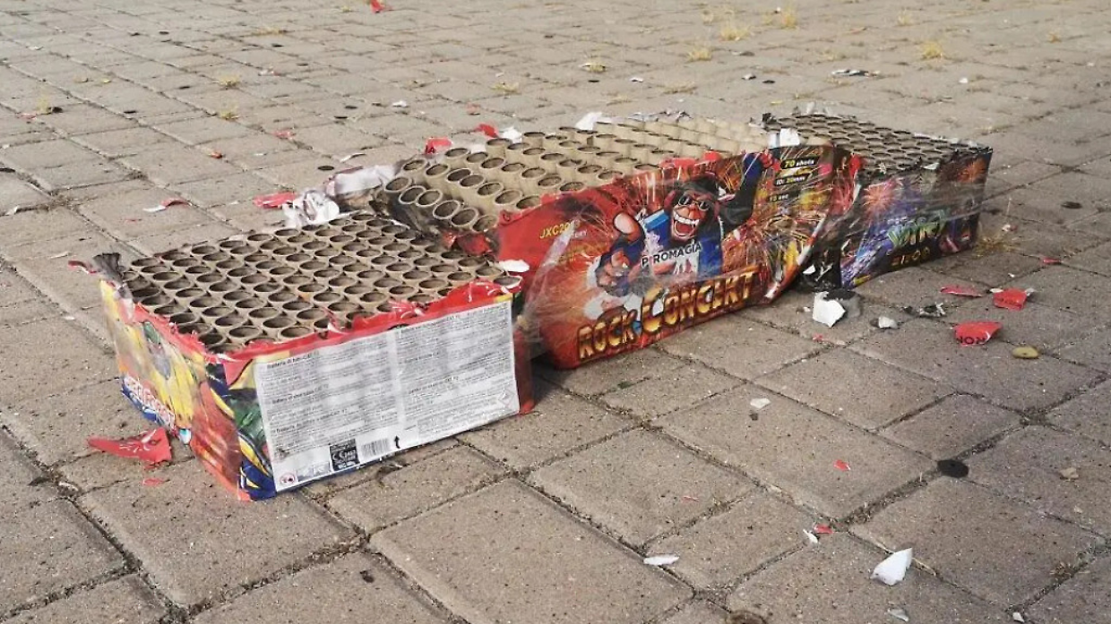 In pausa dal lavoro, le lanciano i petardi e va in ospedale: sette giorni di prognosi