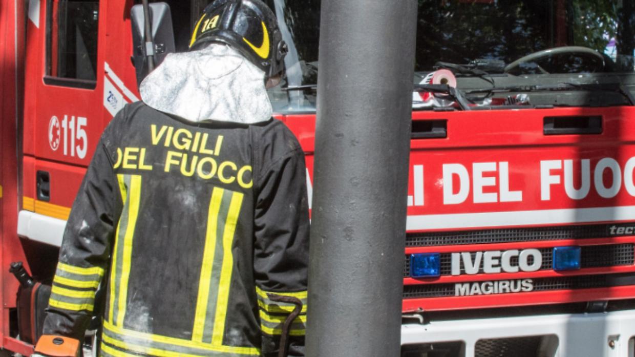 principio d&rsquo;incendio a un&rsquo;auto alla rotonda tra Salassa e Rivarolo: conducente illeso