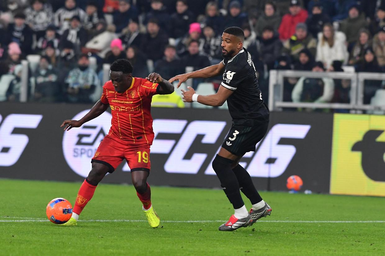 Un duello tra Banda e Bremer in Juventus-Lecce 1-1