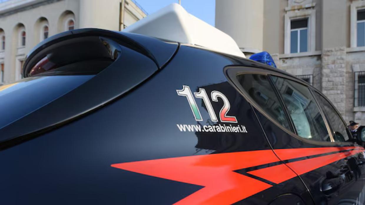 Accoltella la vicina in strada, 40enne arrestato a Novara: la donna &egrave; ferita ma non in pericolo