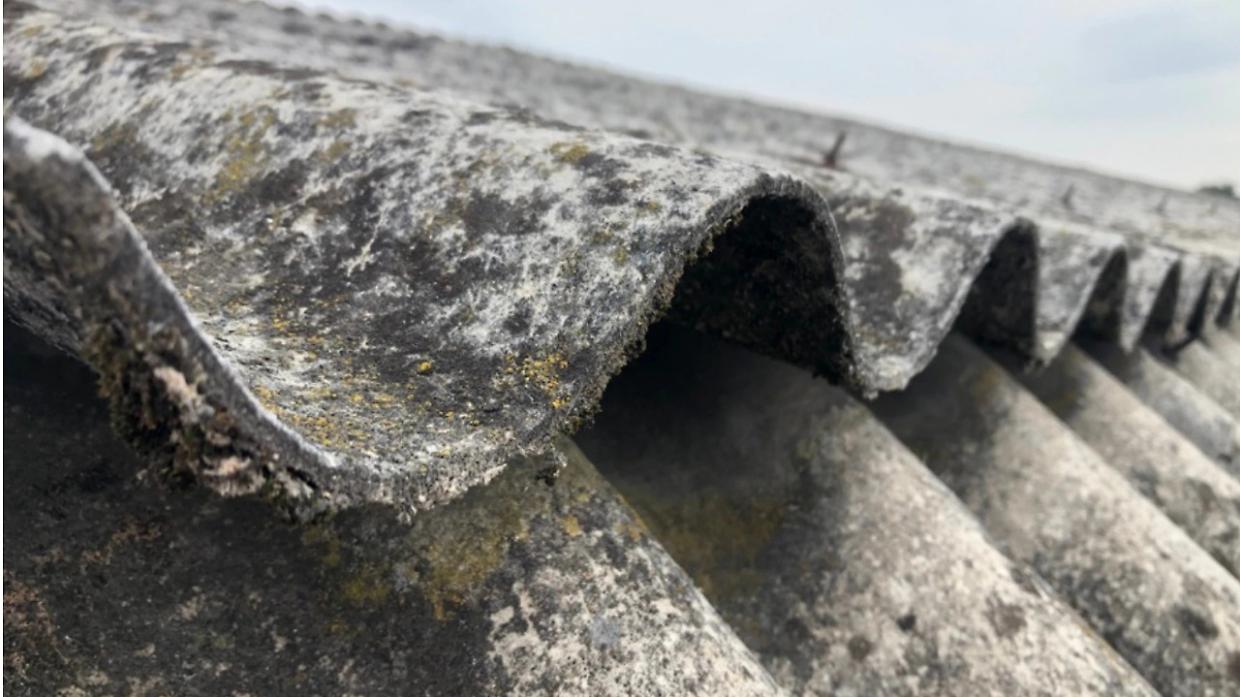 Allarme rifiuti pericolosi a Villastellone: rimosse lastre fibrose lungo via Borgo Cornalese