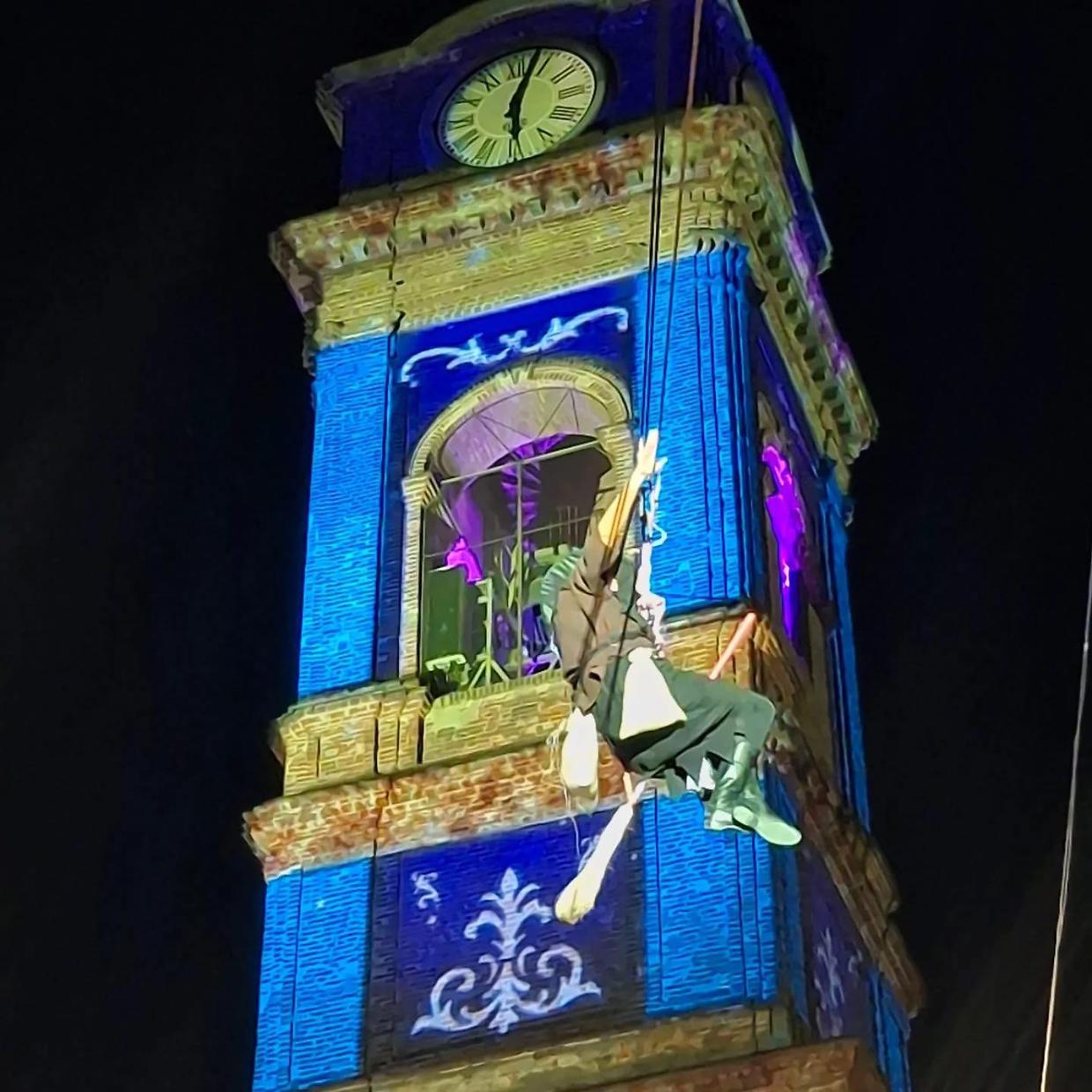 A Giaveno la Befana si cala dalla torre dell&rsquo;orologio: tra lanci di caramelle e mercatini nelle vie della citt&agrave;