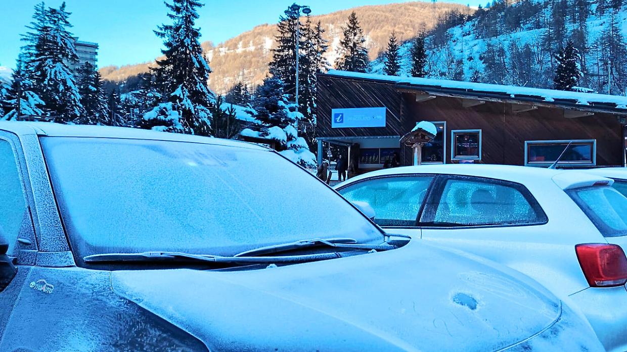 Auto ghiacciate dal gelo nei giorni scorsi a Pragelato, in provincia di Torino