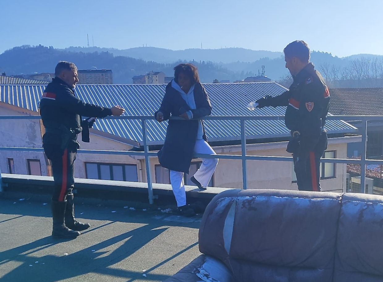 I due carabinieri convincono la ragazza a non compiere l'estremo gesto