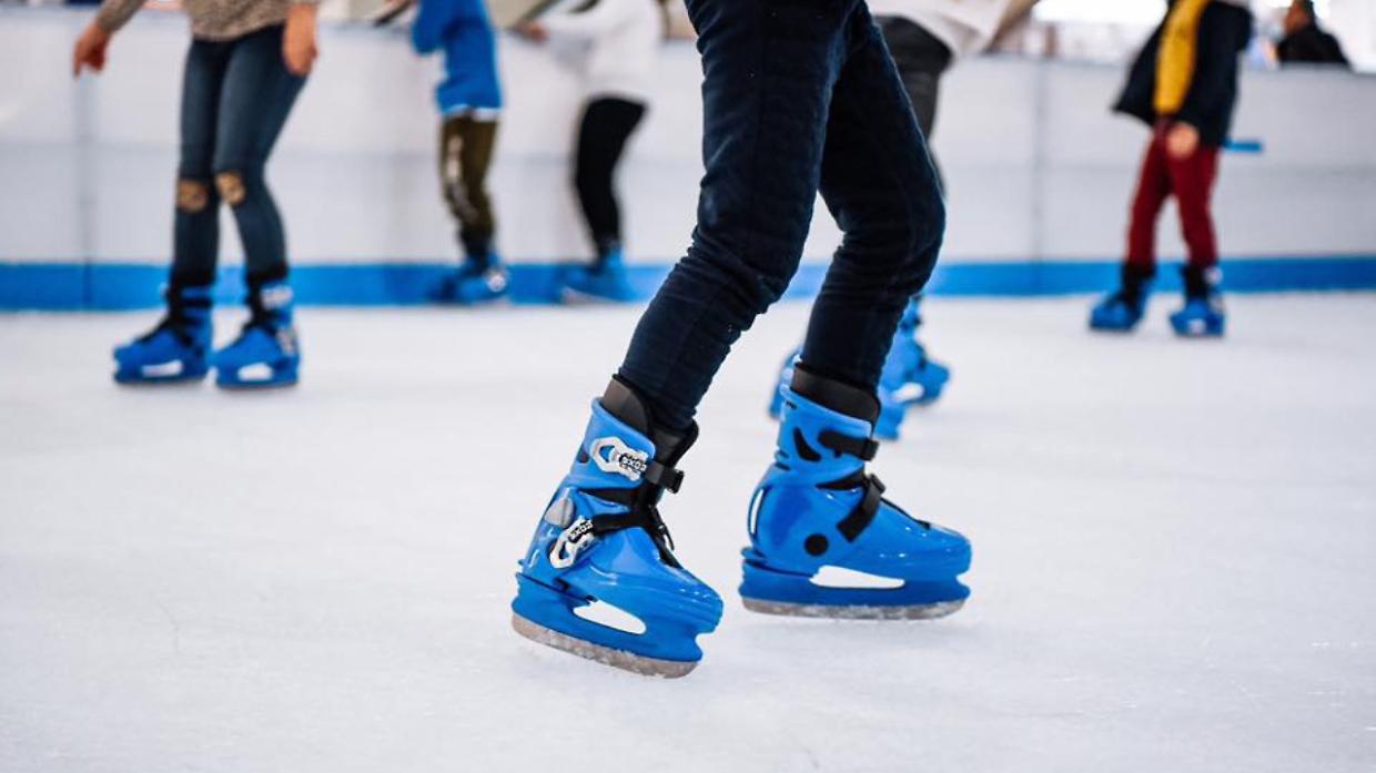 San Mauro, torna la pista in piazza Mochino: un inverno in movimento tra pattini e ghiaccio sintetico