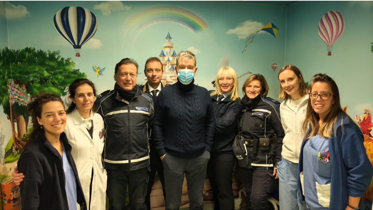 Libri in corsia a Chieri, la Polizia locale porta storie ai piccoli pazienti