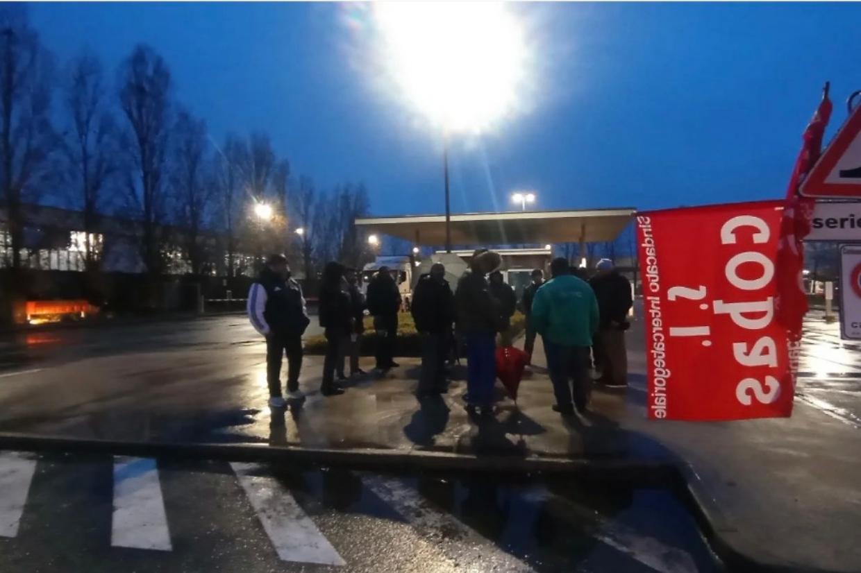 Settimo, sciopero alla Pirelli: "Stop agli appalti che tagliano i diritti"