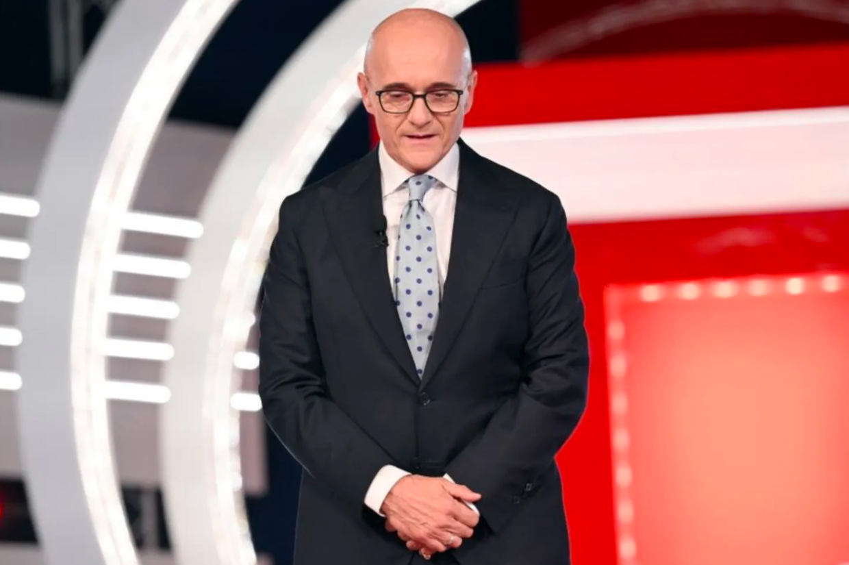 Alfonso Signorini rompe il silenzio: &ldquo;La verit&agrave; non si urla&rdquo;