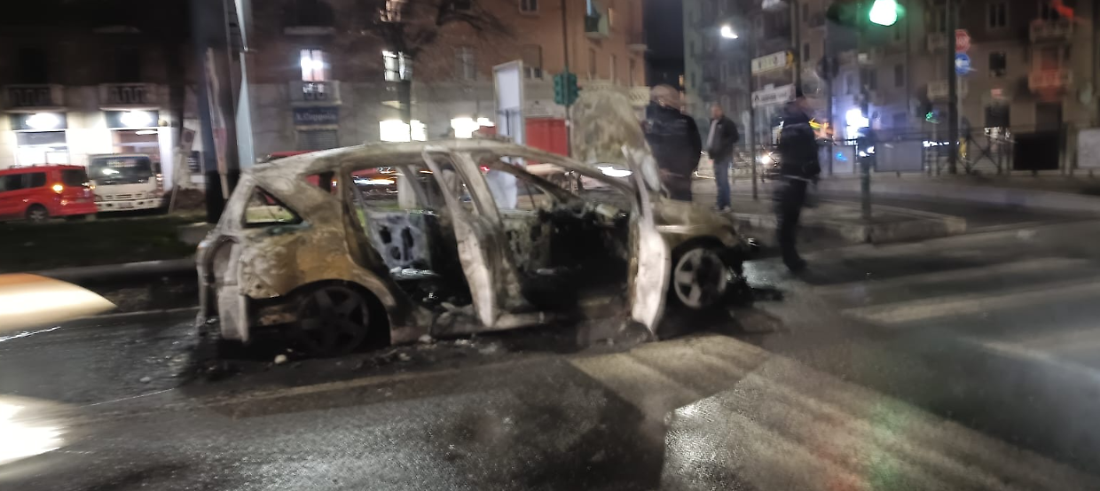 Auto in fiamme in corso Maroncelli: traffico rallentato, vigili del fuoco al lavoro
