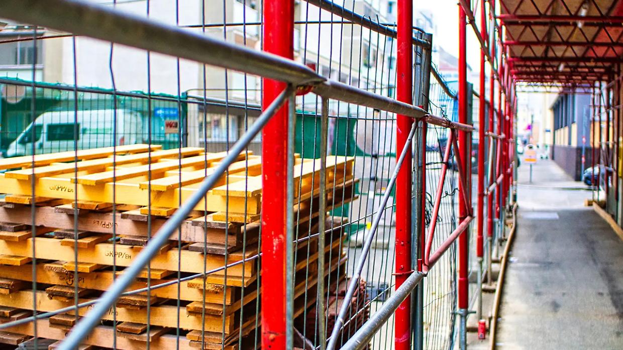 cherasco, ponteggi su suolo pubblico pi&ugrave; cari del 25% nel 2026: il Comune alza il coefficiente