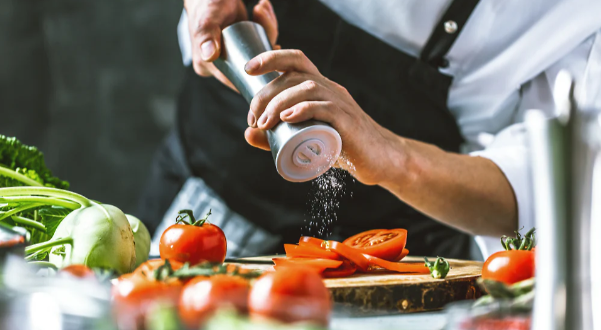 Alba, chef stellati alla mensa Caritas: grande cucina e solidariet&agrave;