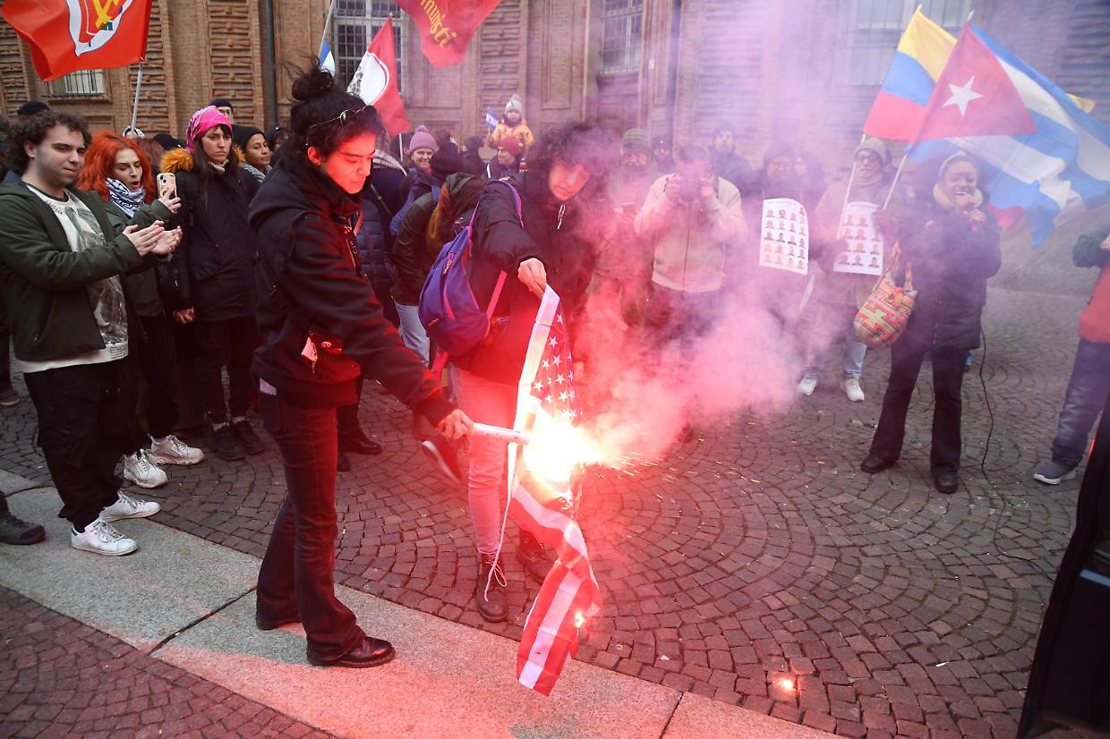 Torino, bruciano bandiere Usa al corteo per il Venezuela