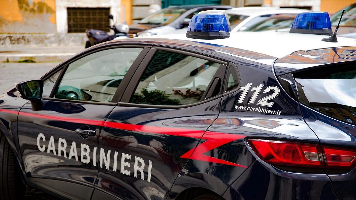 Cherasco, auto fuori strada in via Stura: paura per il conducente