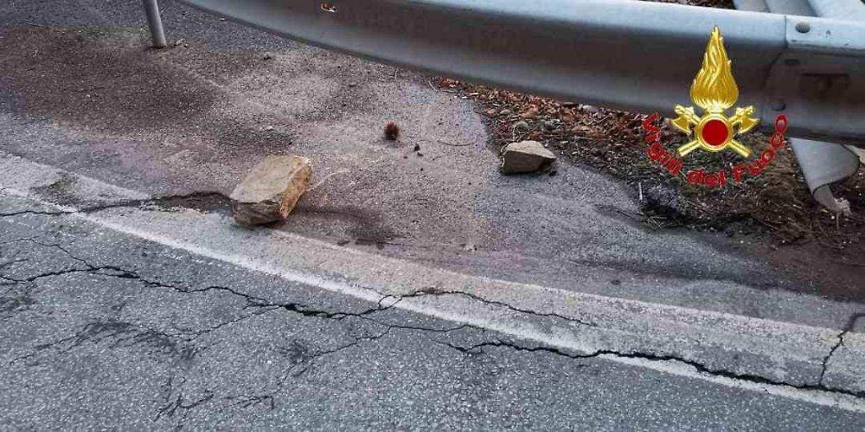 Frana sulla Statale per Macugnaga: massi colpiscono un&rsquo;auto