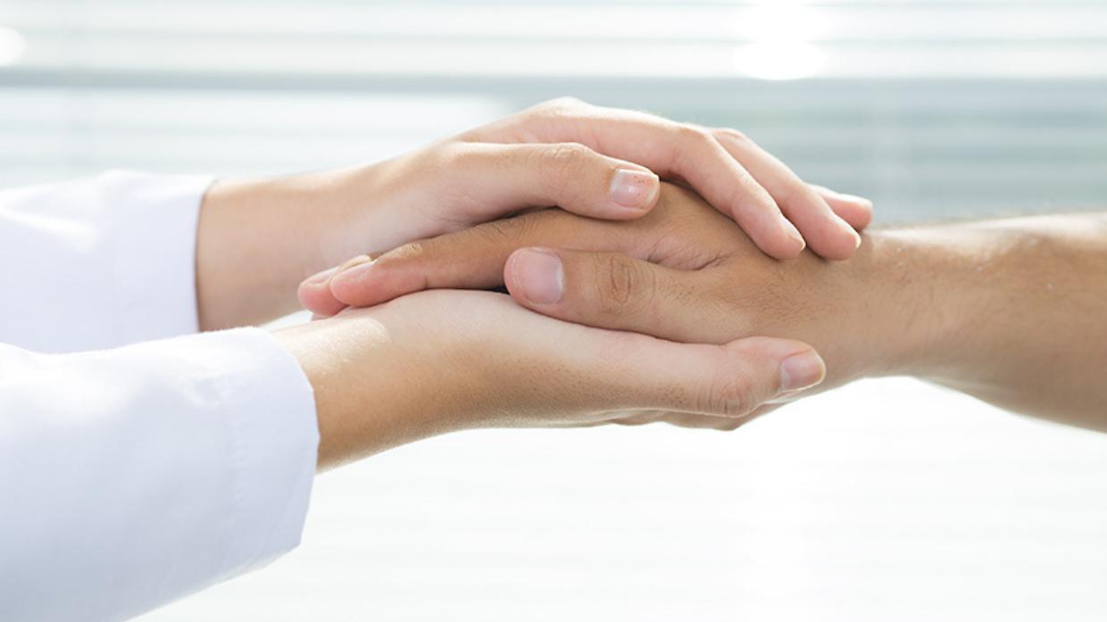 Aiutare gli altri fa bene al cervello: rallenta il declino cognitivo negli over 50