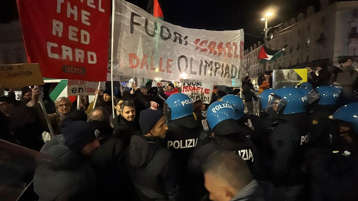 Proteste Pro-Pal all'arrivo della fiaccola Olimpica: "Fuori Israele dai Giochi"