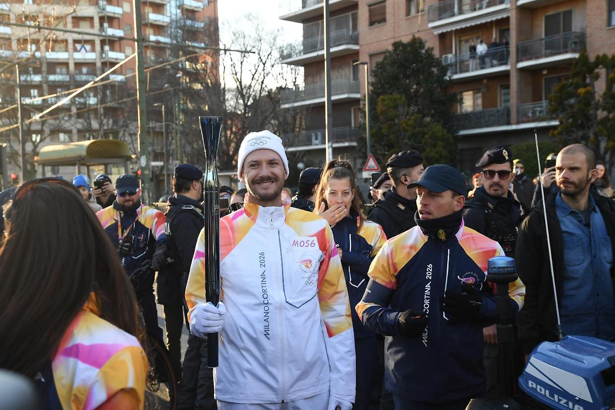 La staffetta olimpica a Torino: da Mirafiori a piazza Castello il viaggio della fiamma