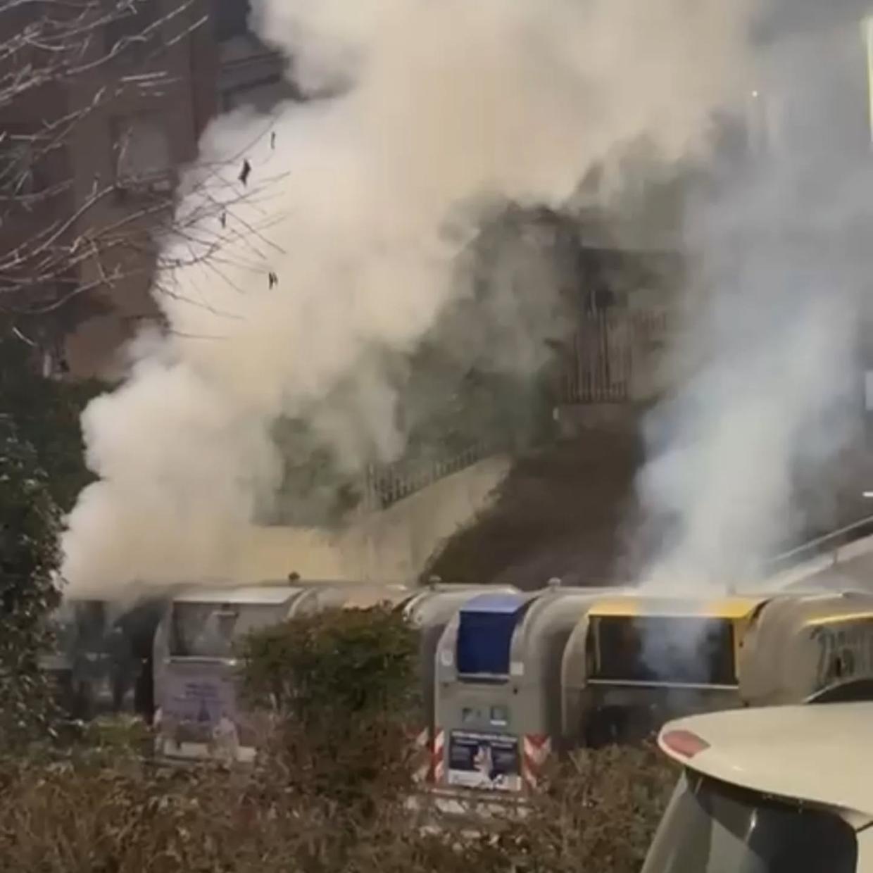 Torino, incendio in via Fossata rogo ai cassonetti