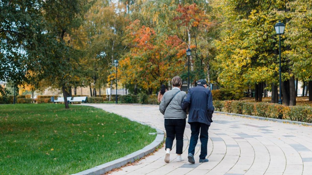 Anziani, anche poche camminate a settimana proteggono il cuore