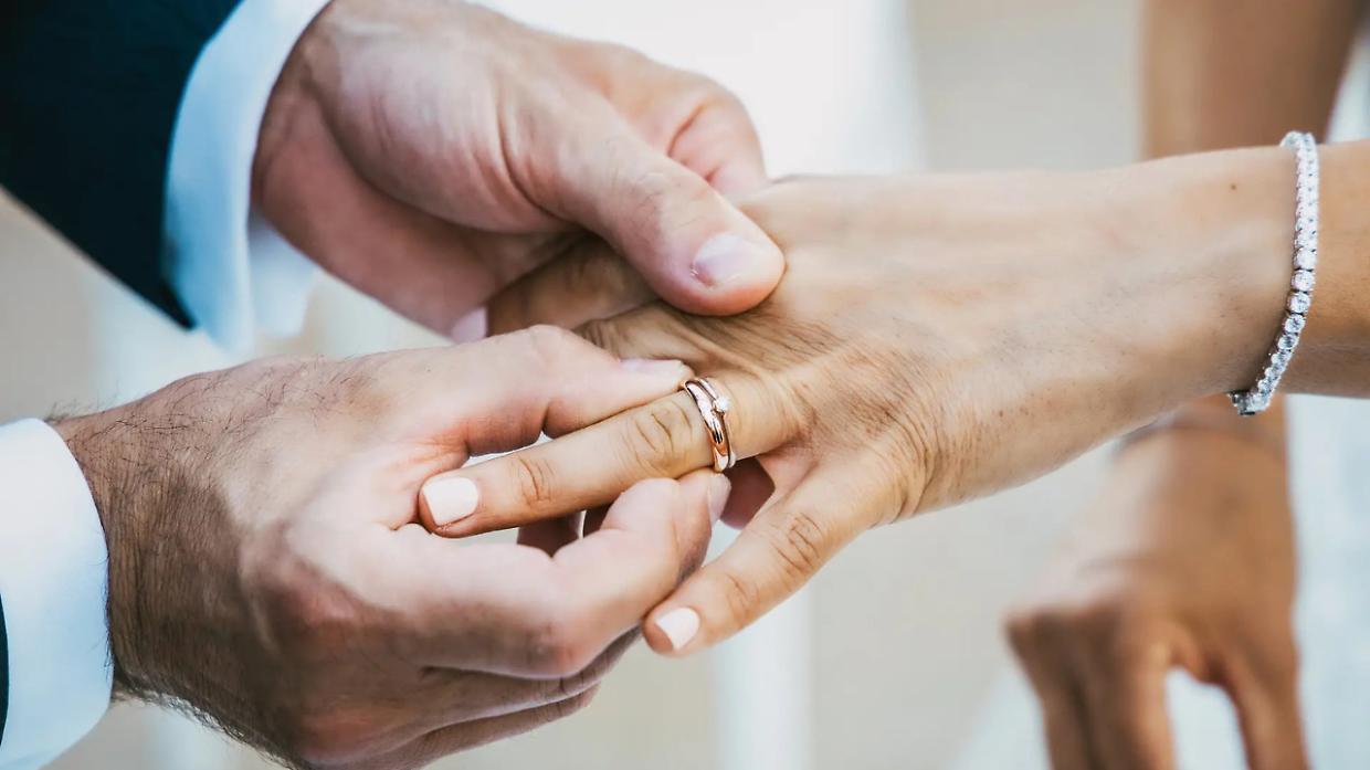 Sposi, ma solo per l&rsquo;AI: matrimonio annullato perch&eacute; le promesse erano scritte da ChatGPT