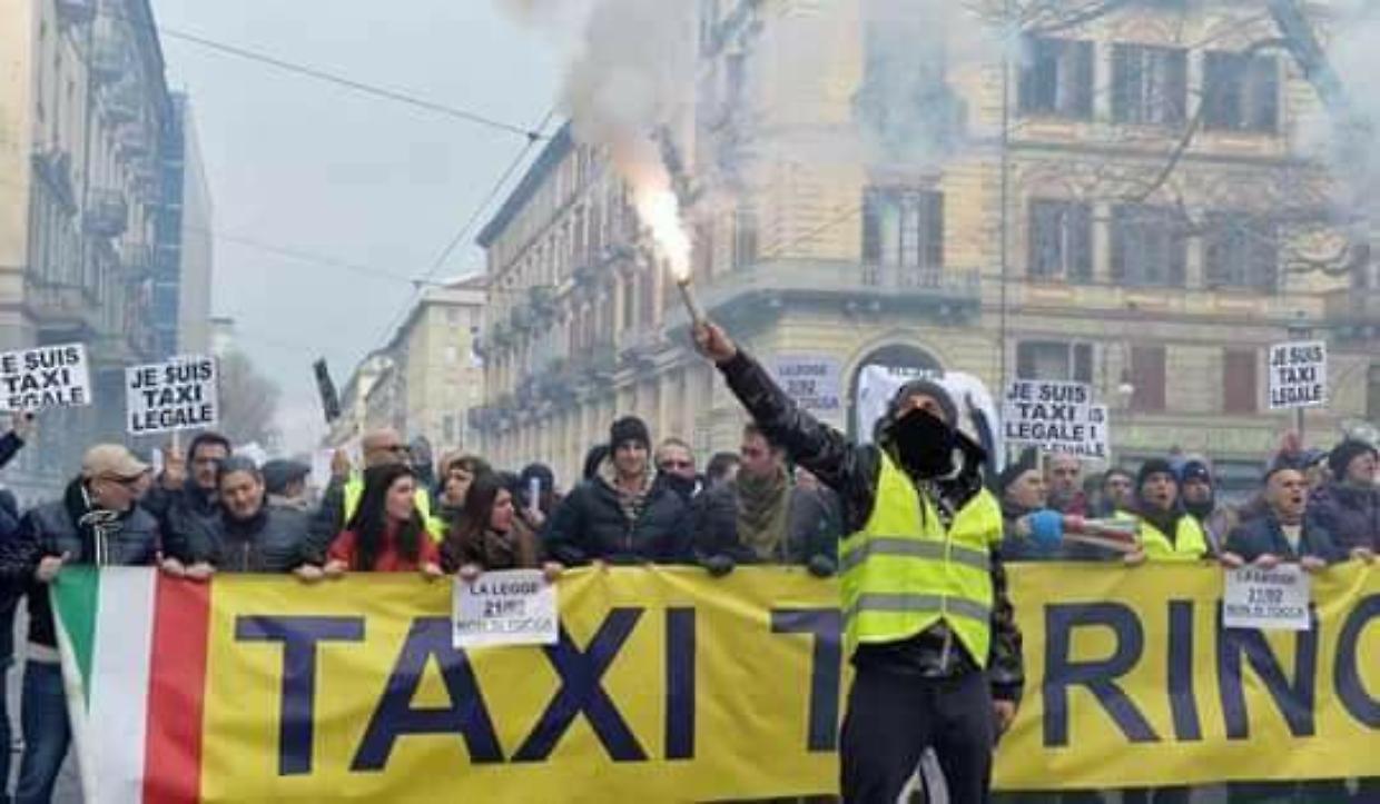 Torino, corteo dei taxi in centro